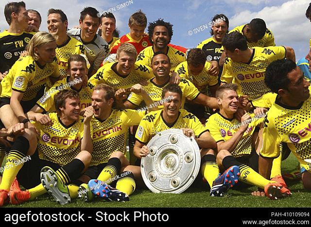 Borussia Dortmund on the way to the German championship after 11 years. ARCHIVE PHOTO; Team, Team, Team photo, Team photo with championship trophy, cup, trophy