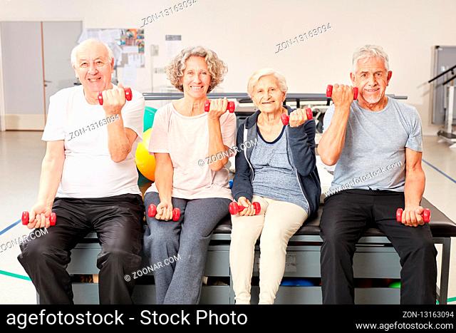 Senioren Gruppe beim Hanteln stemmen als gesundes Reha Krafttraining