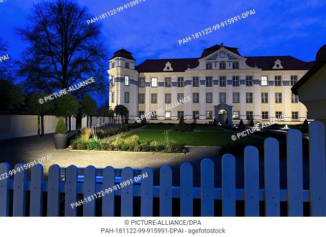 22 November 2018, Baden-Wuerttemberg, Tettnang: The castle in Tettnang is illuminated by spotlights at the blue hour. As part of the ""Schlosserlebnistag der...