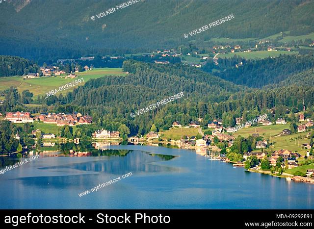Lake Grundlsee, view to west to village Grundlsee in Ausseerland-Salzkammergut, Steiermark, Styria, Austria