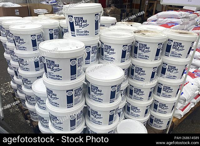 De-icing salt, de-icing salt from the hardware store packed in buckets, . - Herrenberg/Baden-Wuerttemberg/Deutschland