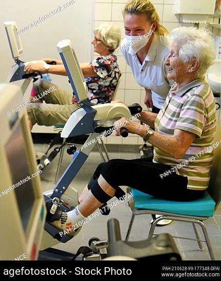 28 June 2021, Saxony, Bad Düben: 95-year-old Johanna Quaas from Halle/Saale is looked after by physiotherapist Jana Schmidt on an exercise trainer at the...