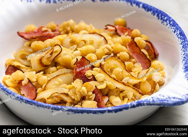 yellow peas with bacon and onion