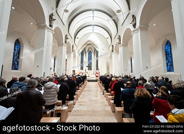 02 December 2023, Baden-Württemberg, Rottenburg am Neckar: Numerous people take part in a pontifical mass for Bishop Fürst in St. Martin's Cathedral