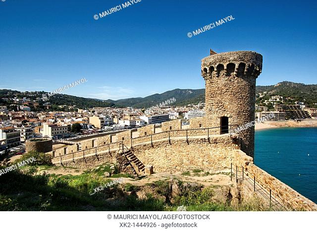 Vista de la muralla y torre de Tossa de Mar des del barrio histórico