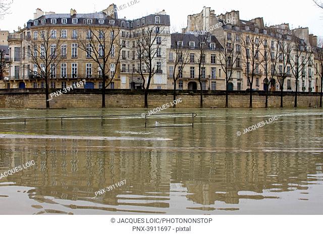 France, Paris, department 75, 4th arrondissement, ile Saint-Louis, drop in the water level of the Seine, February 2018