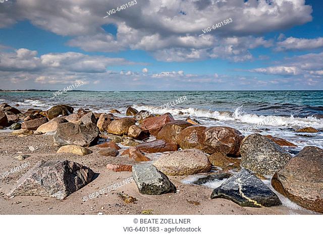 DEUTSCHLAND, GUT OEHE/GEMEINDE MAASHOLM, 10.04.2019, Groáe und verschiedene Steine liegen an einem naturbelassenen Strand an der Ostseekste nahe Maasholm