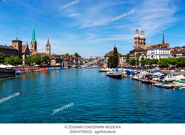 Schweiz, Zürich, Großmünster (Kirche rechts) und Fluß Limmat