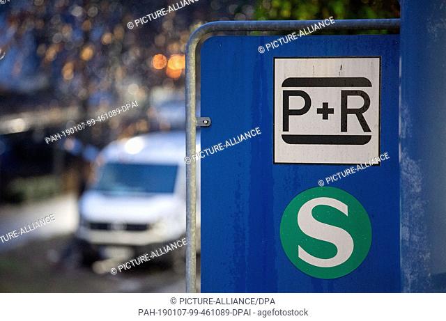 07 January 2019, Baden-Wuerttemberg, Echterdingen: A sign indicates a Park and Ride parking lot. After the end of the Christmas and New Year holidays