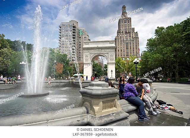 Central Fountain with Washington Square Arch in background, Washington Square Park, Manhattan, New York City, New York, USA