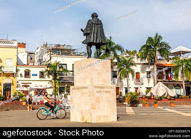 STATUE OF NICOLAS DE OVANDO, FOUNDER OF THE CITY OF SANTO DOMINGO, COLONIAL QUARTER LISTED AS A WORLD HERITAGE SITE BY UNESCO, SANTO DOMINGO, DOMINICAN REPUBLIC