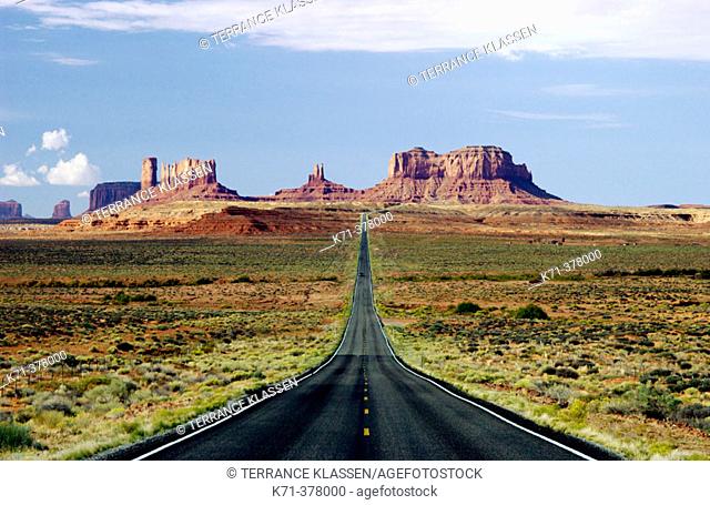 Hwy 163 and the sandstone buttes of Monument Valley Utah, USA