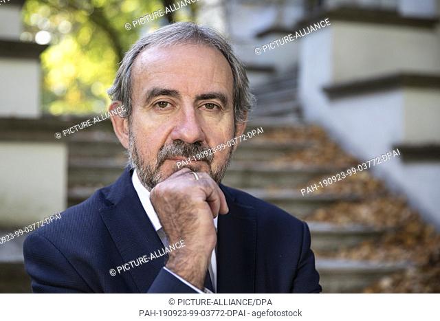 23 September 2019, Berlin: Hermann Parzinger, President of the Prussian Cultural Heritage Foundation, is sitting on the stairs of the Villa von der Heydt