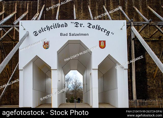 12 April 2021, Saxony-Anhalt, Schönebeck: The entrance to the spa park Bad Salzelmen leads through the graduation house over whose passageway ""Soleheilbad ""Dr