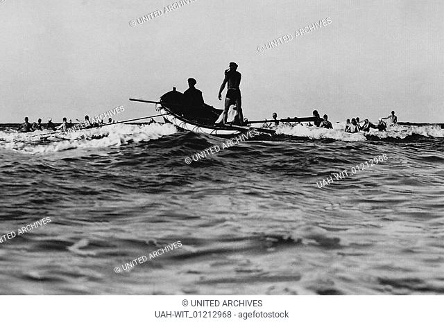 Ein Ruderboot fährt hinaus auf See zu den Badenden vor der ostfriesischen Insel Juist., history, historical