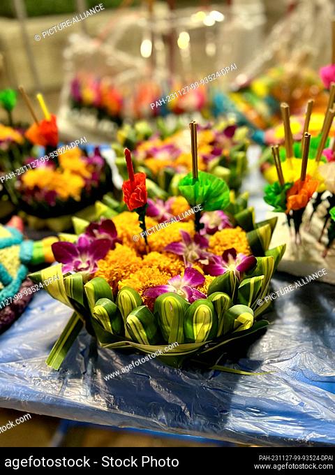 27 November 2023, Thailand, Bangkok: Krathongs lie on a stall. The small rafts are made of banana trees or expanded polystyrene and are decorated with flowers