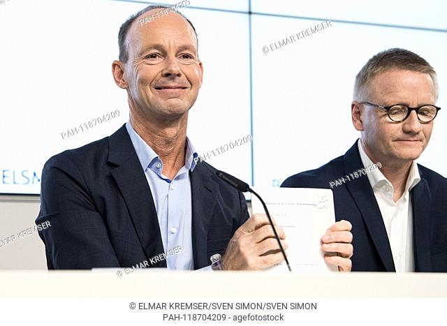 Dr. Thomas RABE (left, Chairman of the Management Board, CEO) sorts his documents and Bernd HIRSCH (member of management, Chief Financial Officer