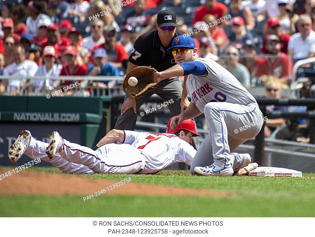 Washington Nationals shortstop Trea Turner (7) is safe as he beats the throw to New York Mets first baseman Pete Alonso (20) after a failed pick-off move in the...