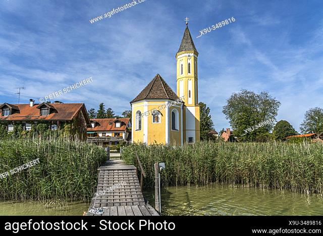 Die katholische Klosterkirche St. Alban in Dießen am Ammersee, Oberbayern, Bayern, Deutschland | Lake Ammersee and St. Alban monastery church in Dießen am...