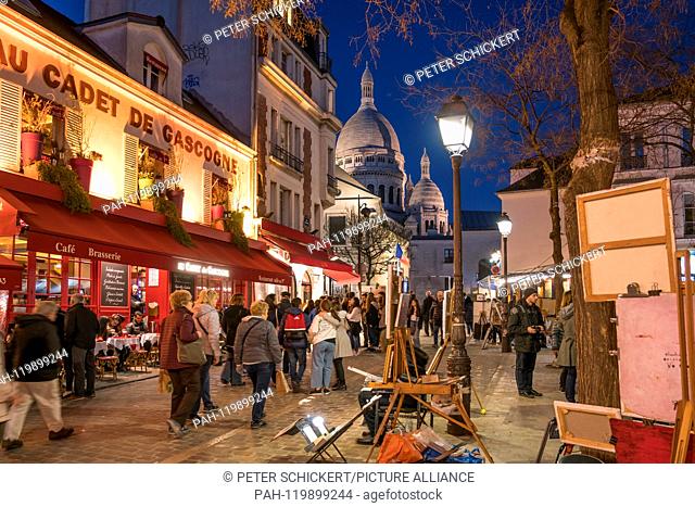 Platz Place du Tertre und die Basilika Sacre Coeur in der Abenddämmerung, Montmartre, Paris, Frankreich | square Place du Tertre and Sacre Coeur Basilica at...