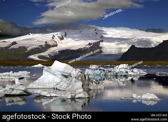 Icebergs, floating ice chunks, glacial ice, glacier, calving glacier, glacier lagoon, glacier lake, Jökulsárlon glacier lagoon, Vatnajökull glacier, south coast