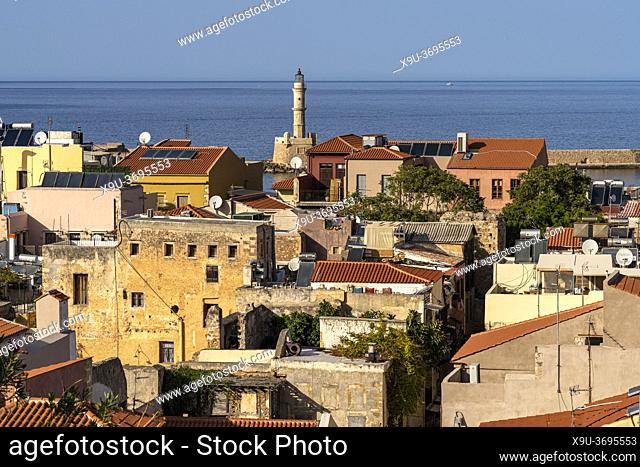 Blick auf die Altstadt mit dem venezianischen Leuchtturm in Chania, Kreta, Griechenland, Europa | view over the old town with the venetian lighthouse in Chania