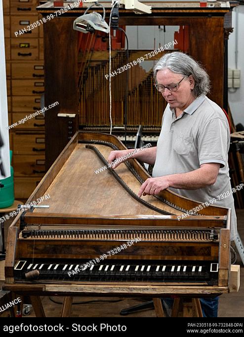 PRODUCTION - 16 May 2023, Saxony-Anhalt, Halle (Saale): Roland Hentzschel from the restoration studio at the Handel House in Halle/Saale examines a tangent...