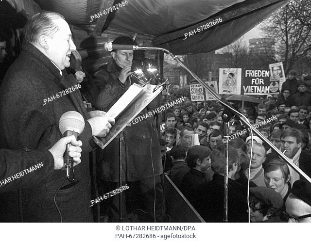 Council member of Charlottenburg City Council Harry Ristock (l), talks to 1, 200 people who have gathered to demonstrate against Vietnam War on 22 March 1968 in...