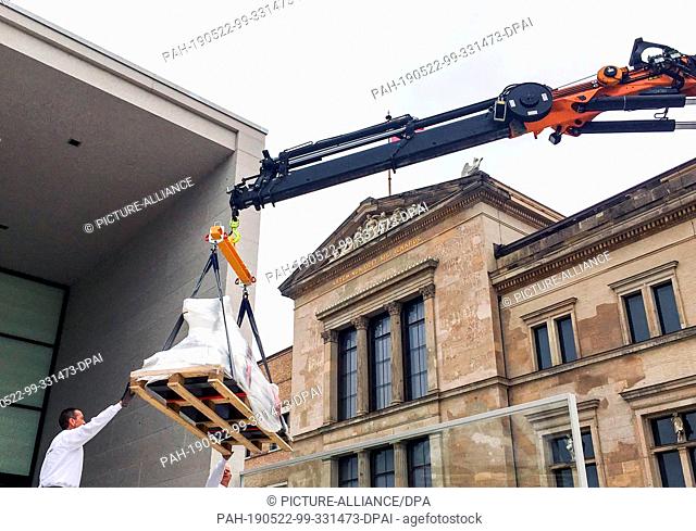 22 May 2019, Berlin: The ""Lying Lion"" by the artist August Gaul from the Alte Nationalgalerie is unloaded in front of the James Simon Gallery by a logistics...