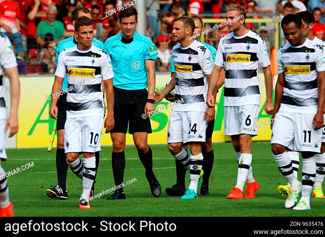 Die Gladbacher Spieler hatten zur Pause Redebedarf mit Schiedsrichter Harm Osmers, 1. BL: 16-17 - 2. Spieltag - SC Freiburg vs