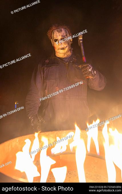 27 October 2023, Brandenburg, Potsdam: The character Michael Myers of the movie ""Halloween"" poses at the Horror Nights 2023 at Filmpark Babelsberg