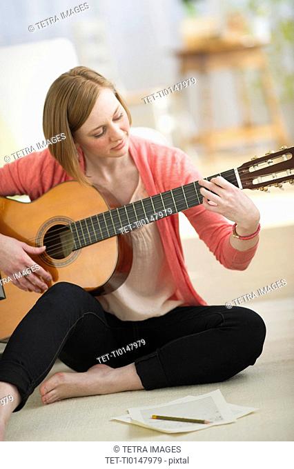 USA, New Jersey, Jersey City, woman playing guitar