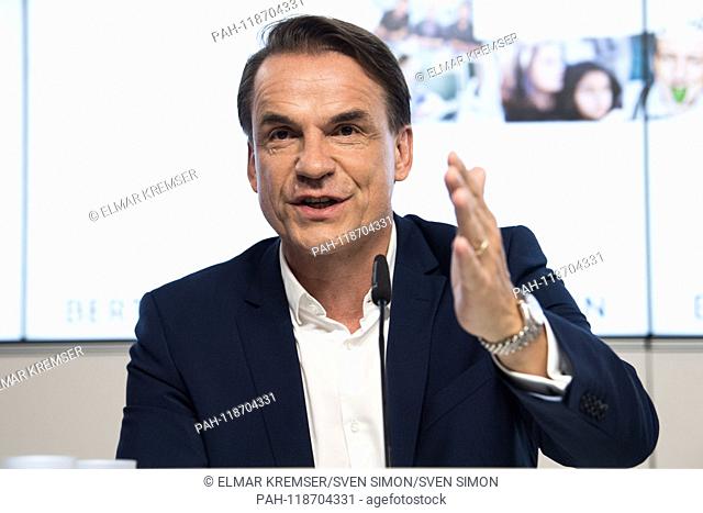 Markus DOHLE (member of management, chief executive officer of Penguin Random House) answers the questions of the journalists, talks, talks, speaks, talking