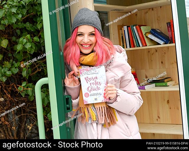 16 February 2021, Berlin: The actress and author Susan Sideropoulos is on a walk in her neighborhood in Charlottenburg with her book ""Rosarotes Glück
