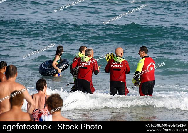 13 August 2020, France, Marseillan: Members of a fire brigade group of Sapeurs Pompiers during an exercise on the beach in Marseillan Plage