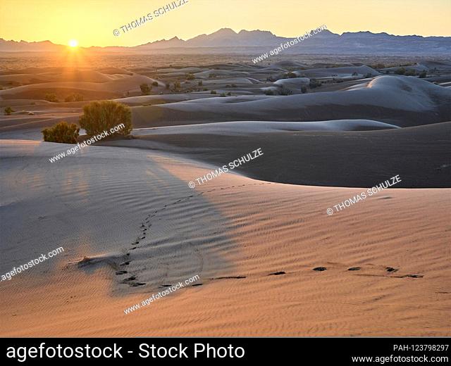 Sand dunes in the salt desert Dascht-e Kavir near the oasis resort Mesr, taken on November 14th, 2017. | usage worldwide. - Mesr/Isfahan/Iran