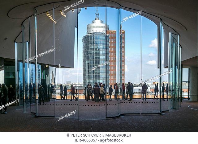 Visitors on the viewing platform of the Elbe Philharmonic Hall, Plaza with a view of the Hanseatic Trade Center, Hamburg, Germany