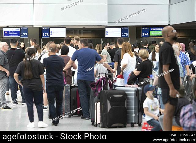Queues in the terminal at Duesseldorf Airport, travellers, flight passengers are waiting in long queues at check-in, Duesseldorf Airport, July 12th, 2022