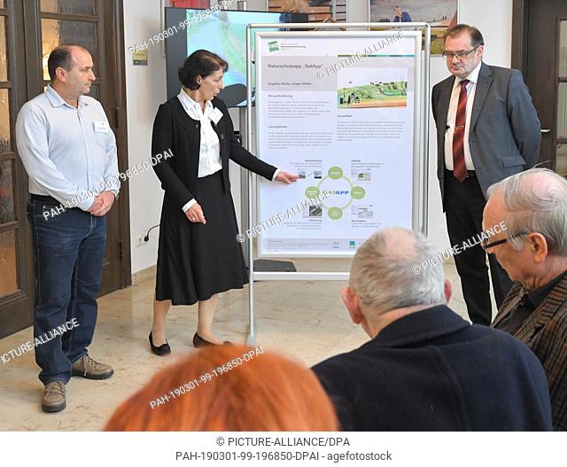 01 March 2019, Brandenburg, Müncheberg: Holger Pfeffer (l) and Angelika Wurbs, staff and scientists at the Leibniz Centre for Agricultural Landscape Research...