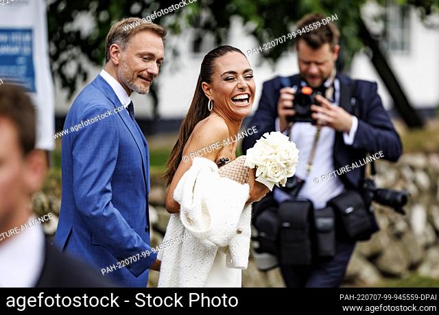 07 July 2022, Schleswig-Holstein, Keitum: Federal Minister of Finance Christian Lindner (FDP) and his partner Franca Lehfeldt leave the Sylt Museum.
