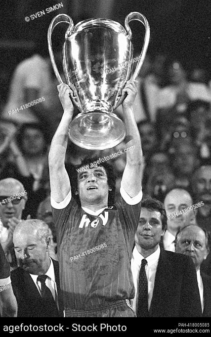 ARCHIVE PHOTO: Felix MAGATH turns 70 on July 28, 2023, Felix MAGATH (HH), cheers with the European Cup, raises the trophy (trophy); award ceremony, jubilation