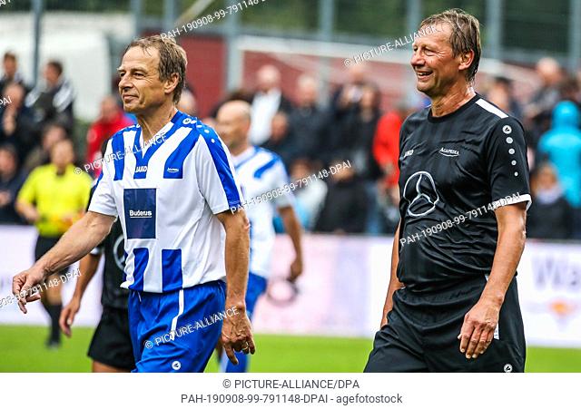 08 September 2019, Baden-Wuerttemberg, Geislingen an der Steige: Soccer: Charity match with old stars in the TG stadium. Jürgen Klinsmann (l) runs off the pitch...