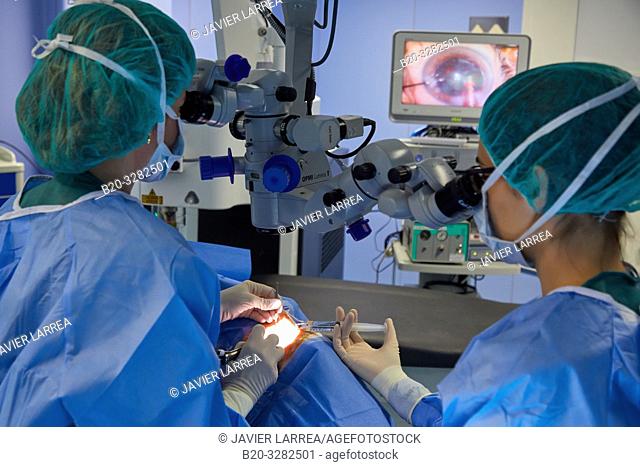 Surgeons, Surgical intervention of eyes, Cataracts, Operating theater of ophthalmology, Hospital Donostia, San Sebastian, Gipuzkoa, Basque Country, Spain