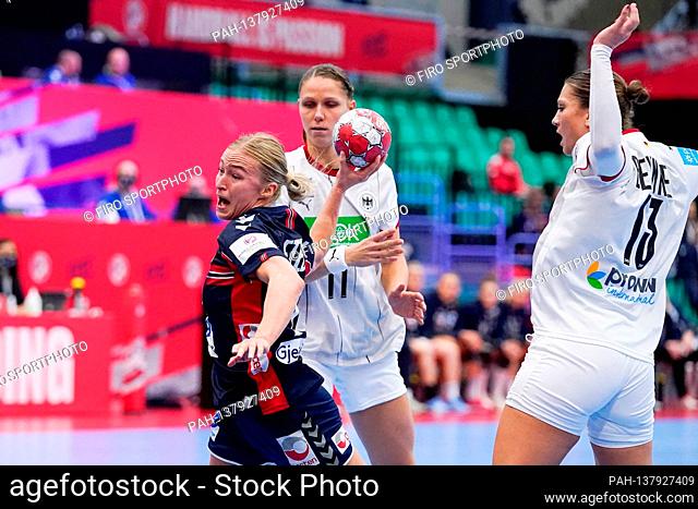 firo: 05.12.2020, Handball Women EM: Germany - Norway 23-42 Stine Bredal oftenedahl 10 of Norway, Xenia Swiths of Germany