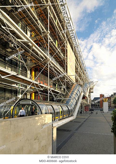 Pompidou Center in Paris, by Ove Arup & Partners , Renzo Piano, Richard Rogers, 1971 - 1978, 20th Century, casting iron and steel, glass