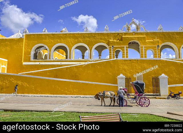 Horse-drawn carriage, Convento de San Antonio de Padua, Izamal, Yucatan, Mexico, Central America