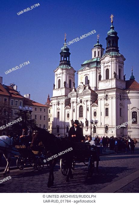 Eine Kutschfahrt zur Nikolaikirche, Prag; Tschechien 1980er Jahre. Carriage tour to St. Nicholas Church, Prague, Czechia 1980s