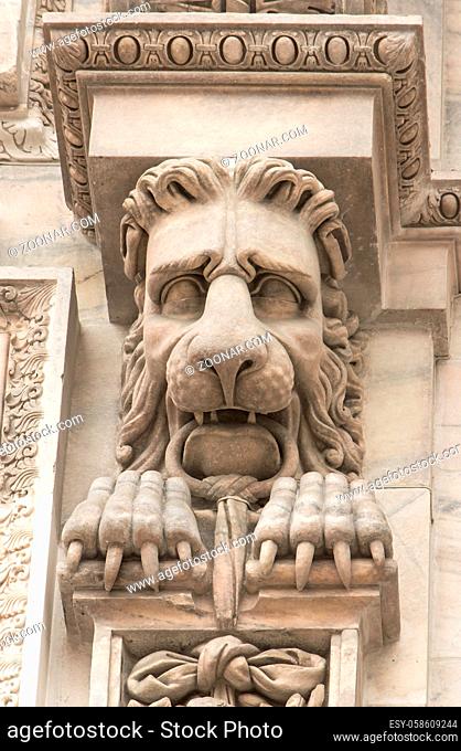 Sculpture of a lion with big claws in Milano Italy