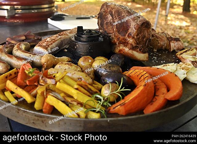 Themed photo grilling. Grilling on charcoal grill, grilled meat, charcoal, charcoal grill, meat. Nutrition, food, nourishment, Lebennswithtel, roasting