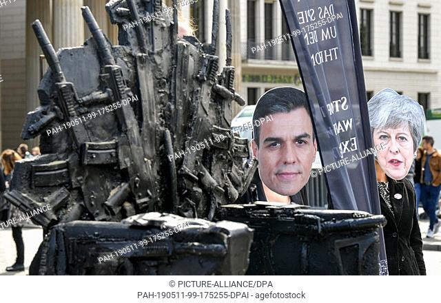 11 May 2019, Berlin: Activists with masks of the European politicians Pedro Sanchez (l, acting Prime Minister of Spain) and Theresa May (Prime Minister of Great...